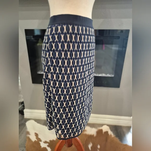 TORY BURCH Skirt Size 4, Elegant Navy and White Patterned Skirt - Picture 4 of 7